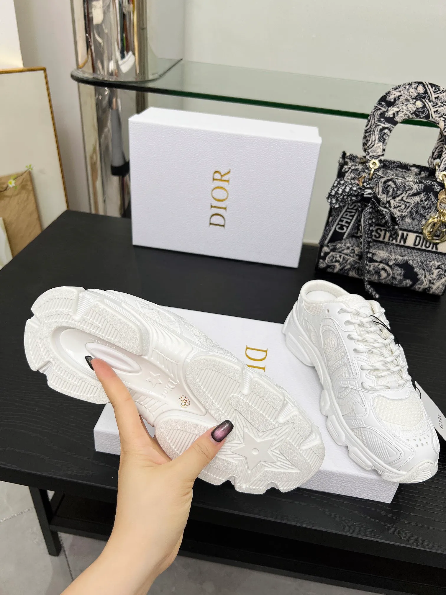 p560🐮🐮This Dior Chrono sports half slipper reinterprets running shoes with Dior's haute couture style. Gray mesh fabric is paired with tonal suede calfskin panels, the CD logo on the side, the star patch on the tongue and the Dior logo on the heel, all in classic fine detail. Featuring two-tone laces and a lightweight sole with star graphics, they can be worn year-round. Size: Women’s size 35-41 (35/42 can be customized) Men’s size 40-46 (men’s version is being printed) Color: 12 colors available